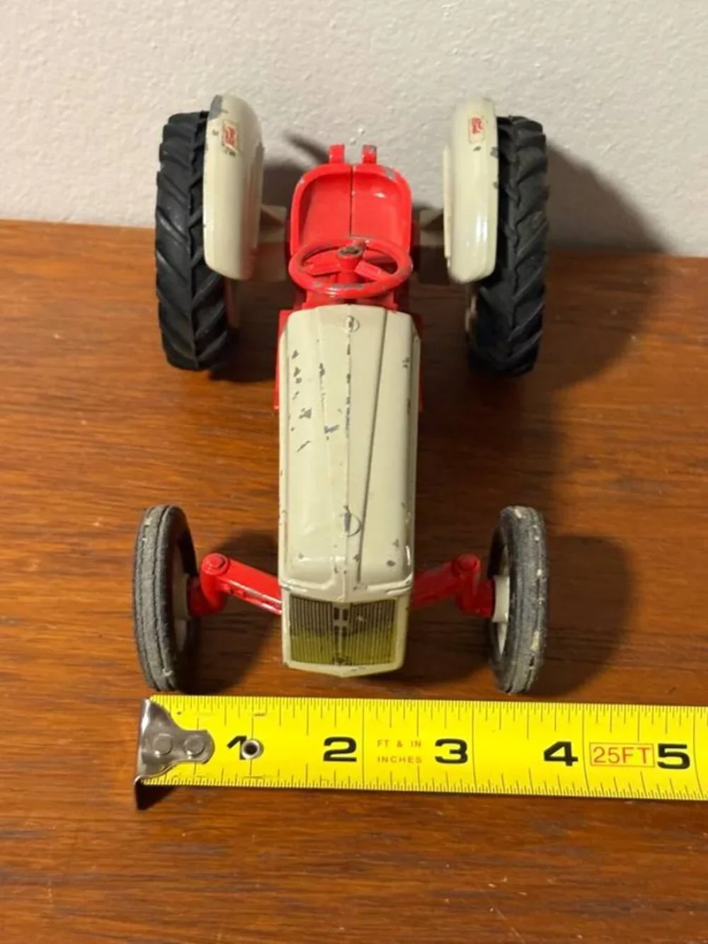 Ford ERTL 8N Die‐Cast Tractor – 1/32 Scale Vintage Red Metal Farm Toy